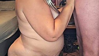 Мне нравится, как эта беременная милф сосёт большой хуй