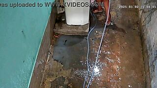 숨겨진 카메라 밀프 스텝맘 목욕하는 거 잡고 개인 마당에서 큰 자연 가슴 플래시