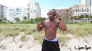 Vixen Bikini Putih Sara Jay Naik Kontol Besar di Deepthroat dan Seks Cowgirl Interracial