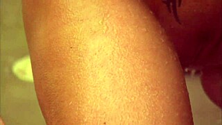 มิลฟ์กลางแจ้งเย็ดพร้อมเซ็กส์แอนแนลและดูดในถุงน่องและสต็อกกิ้ง