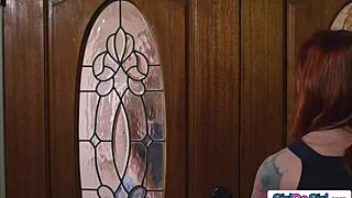 Temelde, son iş avantajı sarışın ve kızıl milflerle strap-on kullanarak gruba katılmak