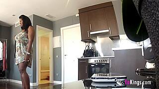 Assistente cubana Lisa Black offre servizio completo a Jordi con pompino e scopata a pecorina