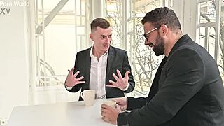 Hé, la professeure aux gros seins Anissa Kate donne un DP à des étudiants matures en classe avec pipe et levrette