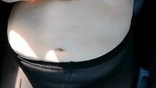 Ich wurde als MILF-Stiefmutter so geil, dass ich meine großen Titten und meinen Arsch in der Öffentlichkeit gezeigt habe, während das Auto fuhr