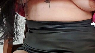 Estava com tanto calor que abri as pernas sem calcinha e peguei o pepino molhadinho pra roçar na minha buceta depilada grande... uma delícia de massagem e masturbação madura!