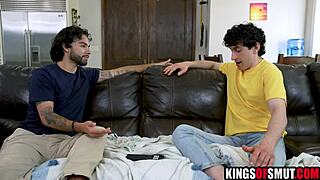 Przyjaciel oferuje mu swoją macochę na hardcore ruchanie i lizanie cipki - o kurwa, ta rudowłosa milf jest dzika!