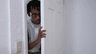 אמא חורגת לא מזדיינת מספיק מזדיינת עם חבר שחור של בני חורג