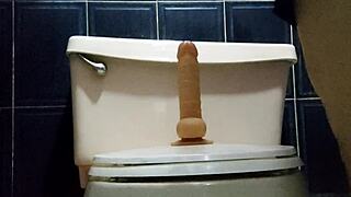 montando mi dildo antes de darme una ducha, sintiéndome tan relajada