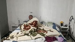 Feeling Overwhelmed as Enteado Flagra Madrasta Enfiando Todo Consolo No Cuzinho