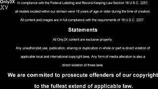 Blondýnka Kayla Green s velkýma kozama dává tetovaný blowjob v punčochách.