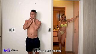 แม่เลี้ยง Monique Fuentes ดูดหีบใหญ่ของฉันเพื่อไม่ให้บอกพ่อเลี้ยง Max Betancur