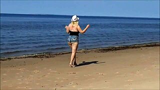 i love showing off big butts in jeans shorts on the beach