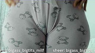 Kolumbianische kurvige Latina MILF spreizt fette Fotzenlippen beim Solo-Squirting