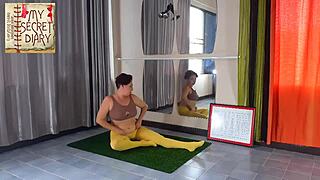 Hé, duik in deze compilatie van nudist kappers scènes met een naakte dame kapster in schort die de klant laat uitkleden voor barber l4 vibes.