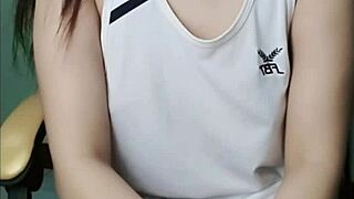 นักเรียนมัธยมปลายไทย ในชุดพละเล่นหีตัวเอง - asian teen solo with toys and squirting!