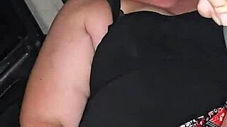 Милф пръска силно с огромен дилдо дълбоко в мократа си путка. Стенe силно по време на соло сесията с играчка