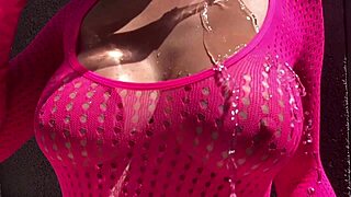 Italienische Big-Tits-MILF Artemisia Love zeigt saftige Titten beim Outdoor-Wasserplay