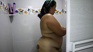 Chica gordita con tetas grandes en la ducha
