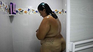 Chica gordita con tetas grandes en la ducha