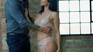 Ten facet zaczyna od lizania jej owłoszonej cipki, potem zgina bujną niemiecką MILF na hardcore anal i lodzika