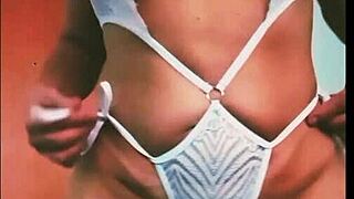 Safada loira da Vivi Guedez oficial uses sex shop clothes from Empirextore with Putariasdocasal20 featuring sensual outfits calcinhas desfile