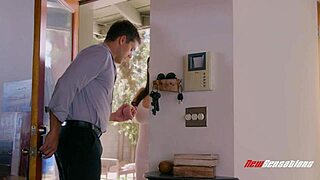 Angela White, tu vas avoir une grosse surprise avec un massage à l'huile et un traitement de cumshot crémeux pour ton anniversaire