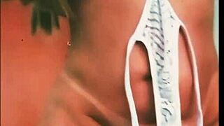 Safada loira da Vivi Guedez oficial uses sex shop clothes from Empirextore with Putariasdocasal20 featuring sensual outfits calcinhas desfile