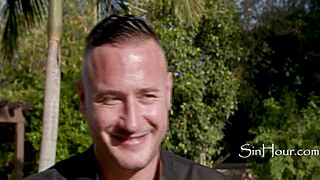 Mijn buurvrouw is een nudistische MILF wtf - Adira Allure Danny Mountain