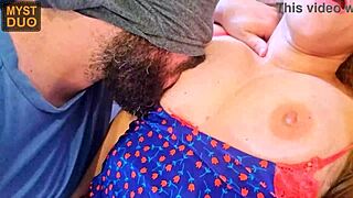 그녀의 큰 자연 가슴과 부풀어 오른 젖꼭지 가지고 놀다가 쿰, 이 곡선미 라티나 여친이 홈메이드 란제리 섹스에서 신음하며 열정적인 커플 친밀함