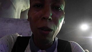 me encierro con esta morena que le ofrezco dinero