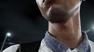 me encierro con esta morena que le ofrezco dinero