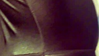 fiesta de halloween y entran al cuarto a follar de lo caliente que estaban parecia virgen de lo cerrada que estaba