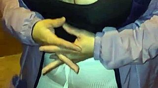 madura usando hilo rojo en leggins transparentes captada en la calle