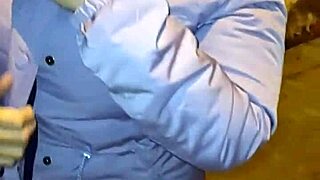 madura usando hilo rojo en leggins transparentes captada en la calle