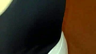 madura usando hilo rojo en leggins transparentes captada en la calle