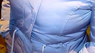 madura usando hilo rojo en leggins transparentes captada en la calle