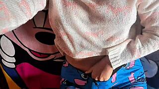 oh mujer colombiana strips and touches her vagina