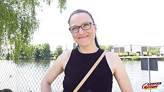 Хей, вижте този немски скаут взема слаба жена за реален анален секс кастинг с дългите й лабии!