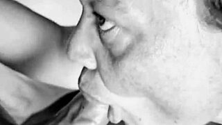 JE SUCE UNE BONNE BITES D'UN INCONNU ET LE FAIS JOUIR DANS MA BOUCHE!