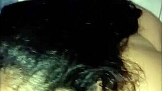 Mi hermosa vecina orinada en cara tragando semen de mi verga enorme