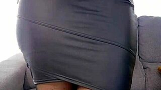 hey you love my fat ass in this tight leather skirt?