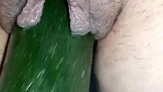 Casalinga Vogliosa's curvy pussy squirts in balloon fetish flash