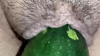 Casalinga Vogliosa's curvy pussy squirts in balloon fetish flash