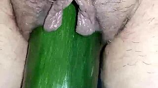 Casalinga Vogliosa's curvy pussy squirts in balloon fetish flash