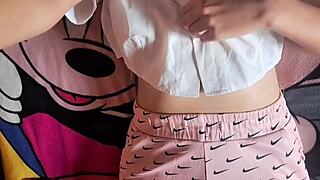 estoy tan caliente por esta mesa... orgasmo intenso frotando coño en porno gratis