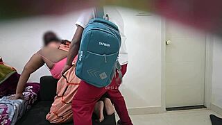 Băi, studentul ăsta o futE direct pe milfa fierbinte doggy style