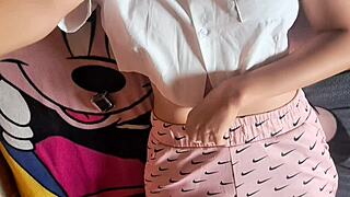 estoy tan caliente por esta mesa... orgasmo intenso frotando coño en porno gratis