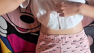 estoy tan caliente por esta mesa... orgasmo intenso frotando coño en porno gratis