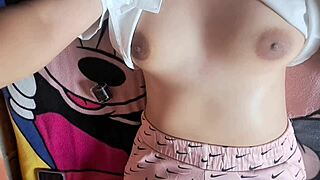 estoy tan caliente por esta mesa... orgasmo intenso frotando coño en porno gratis