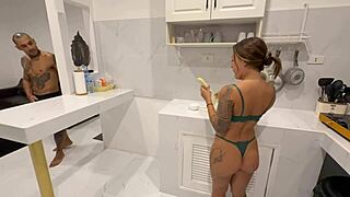 Eu fodi a loirinha gostosa de quatro com meu pauzão na buceta dela